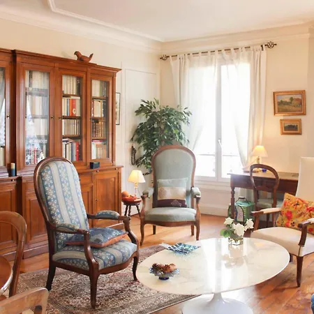 Timeless In A Haussmannian Building * Parigi