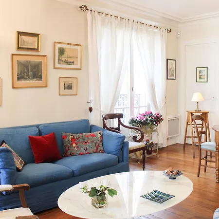 Timeless In A Haussmannian Building Parigi
